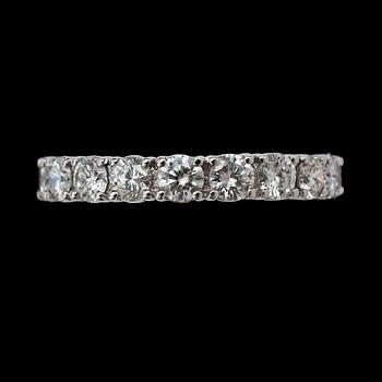 1192. RING, sk eternity ring, briljantslipade diamanter, tot. 3.40 ct.