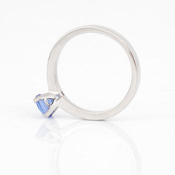 RING, Med fasettslipad tanzanit ca 0.70 ct och diamanter totalt ca 0.17 ct.