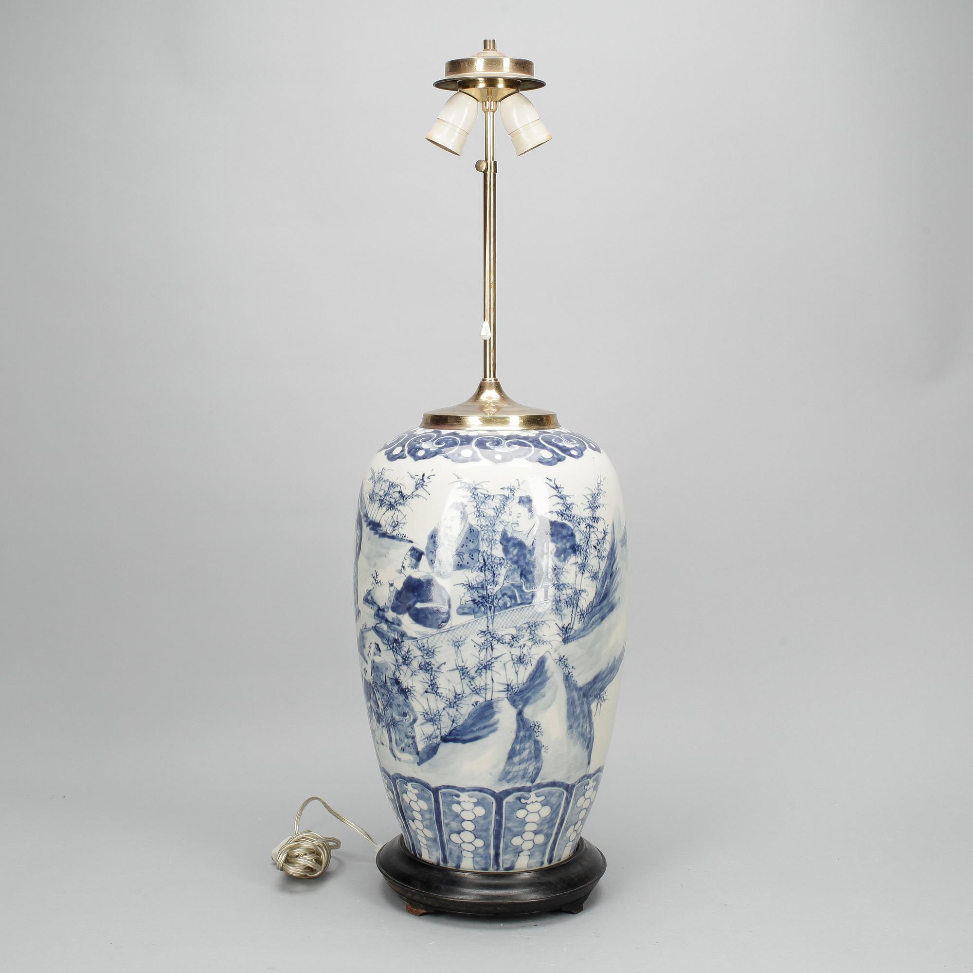 BORDSLAMPA, porslin, Kina, 1900-talets andra hälft.