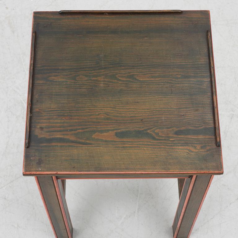 Sängbord, jugend, daterad AD 1908.