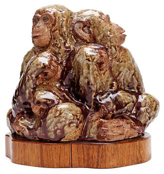 558. A Michael Schilkin stoneware sculpture of two monkeys, Arabia, Finland.