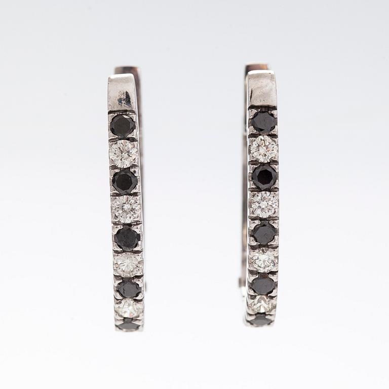 Örhängen, briljantslipade svarta och färglösa diamanter, 14K vitguld.