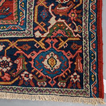 A CARPET, a semi-antique Mahal, ca 358,5-374,5 x 284,5-286 cm.