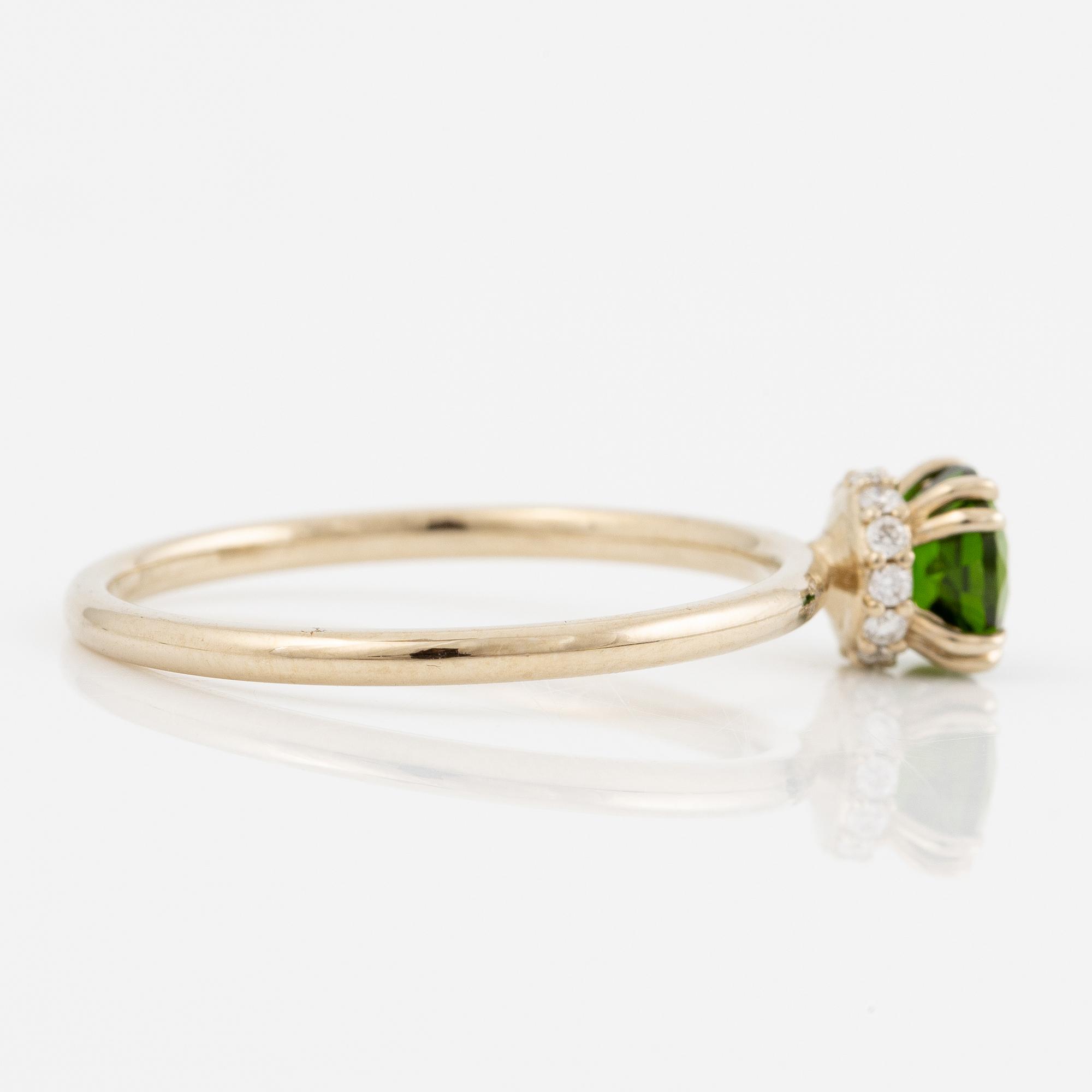 Ring 14K white gold with chrome diopside and brilliant-cut diamonds.