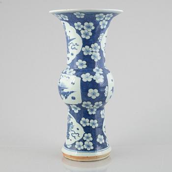 A blue and white porcelain vase, China, Qing dynasty, 19th century.