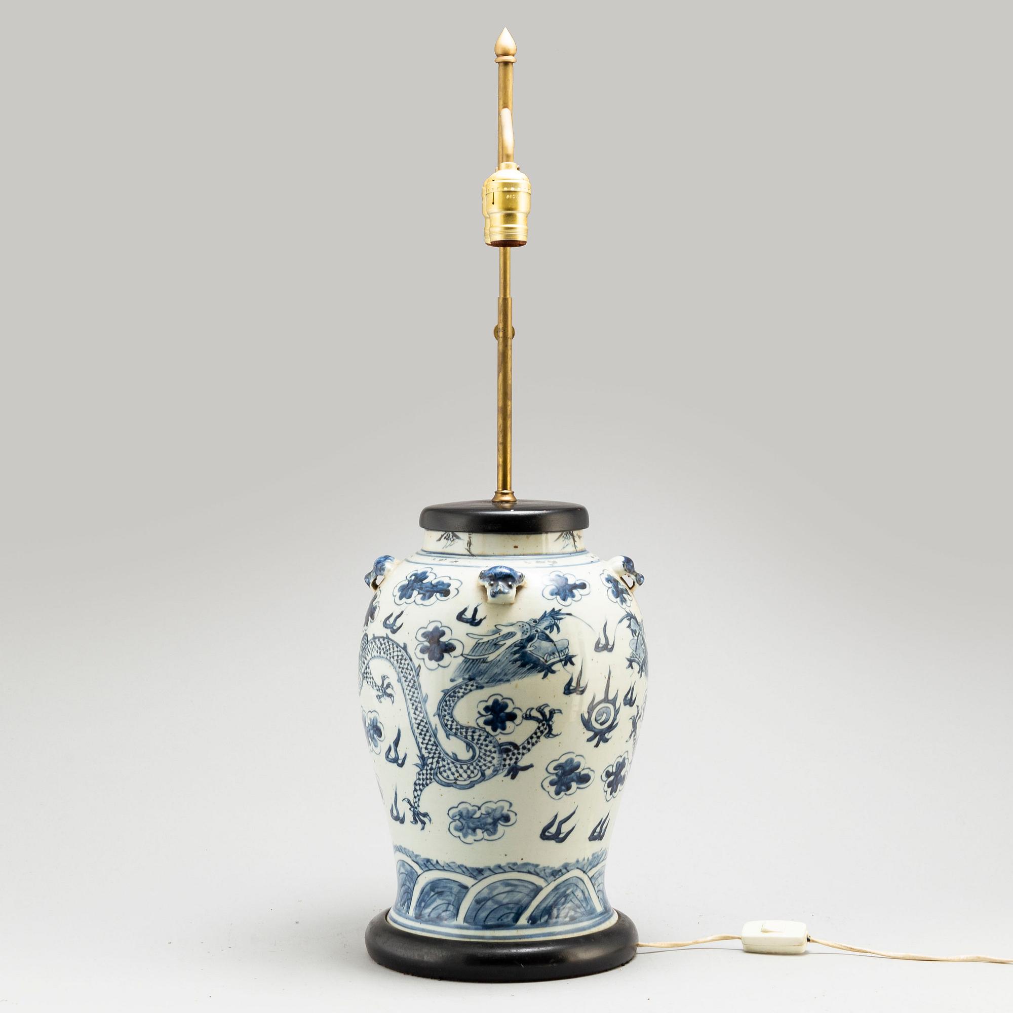 A large blue and white vase/table lamp, Qing dynasty, late 19th/ early 20th century.