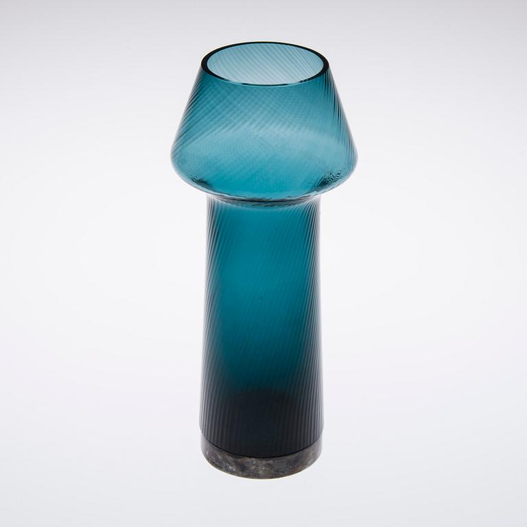 VAS, glas och silver, signerad Aimo Okkolin Riihimäen Lasi Oy.