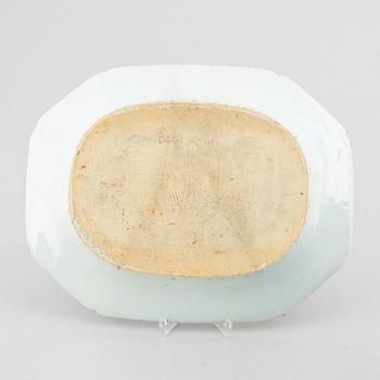 A pair of blue and white serving dishes, China, Qing dynasty, end of the 18th century.
