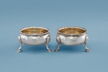 445. A PAIR OF SALT CELLARS, sterling silver. D & R Hennell London 1763. Height 4 cm, weight 106 g.