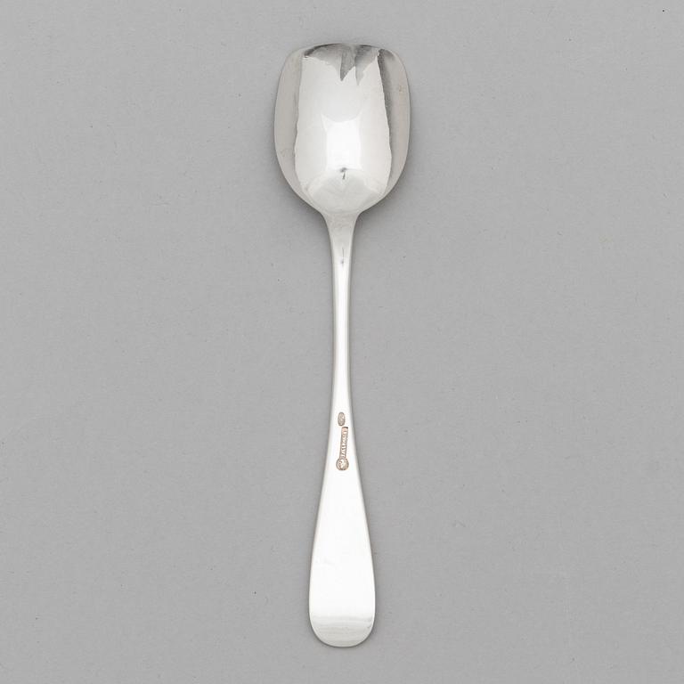 A silver tea caddy spoon, mark of Hlebnikov, with Imperial warrant mark, Moscow 1898-1914.