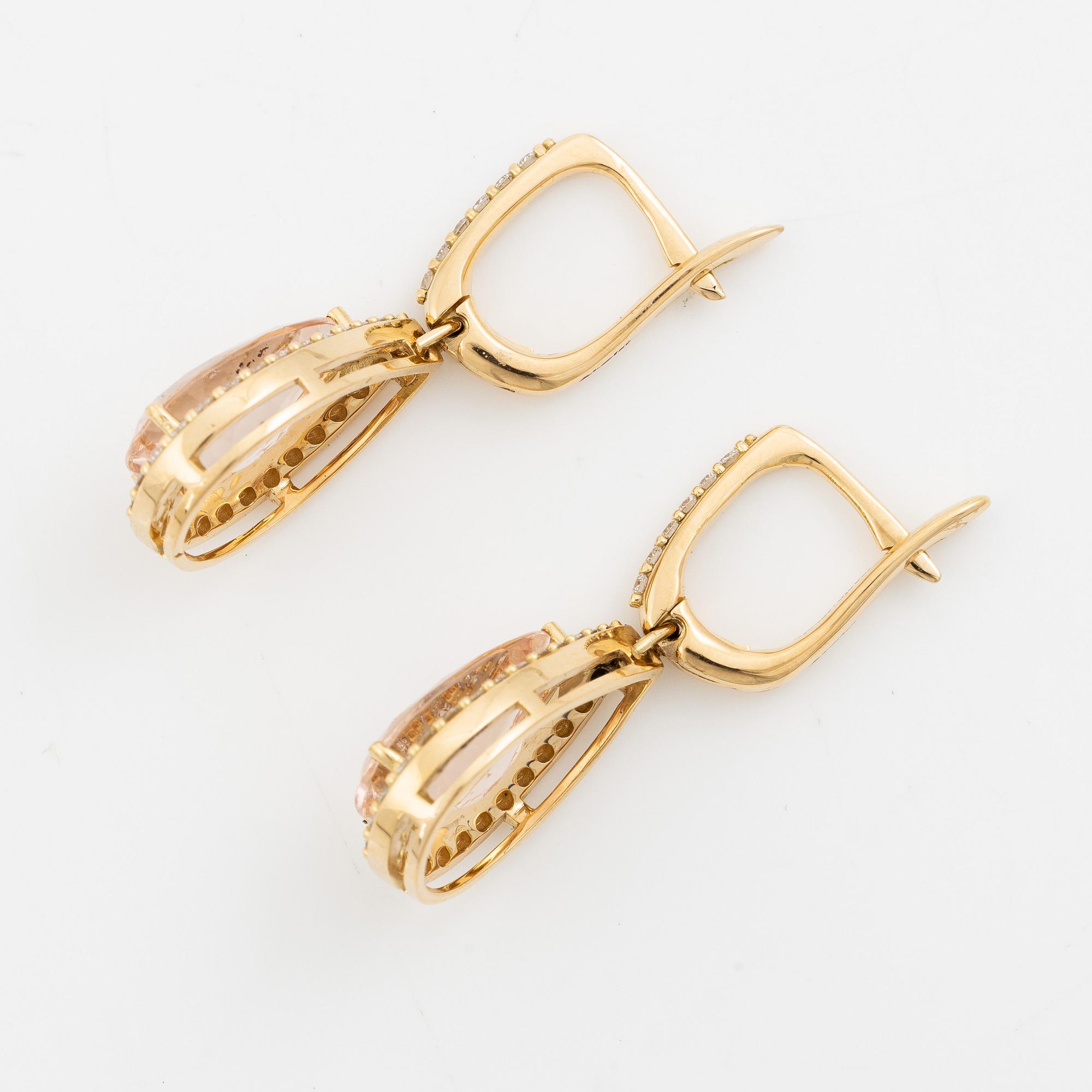 Earrings in 18K gold with drop-cut morganites and round brilliant-cut diamonds.