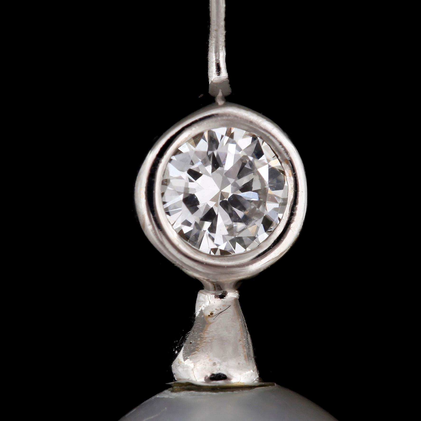 ÖRHÄNGEN, ett par, 14k vitguld, med briljantslipade diamanter tot ca0,30ct samt saltvattenspärlor. Tot vikt 7,3g.