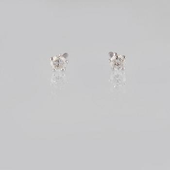 ÖRHÄNGEN, 18K vitguld med briljantslipade diamanter ca 0.19 ct. Vikt 0,8 gram.