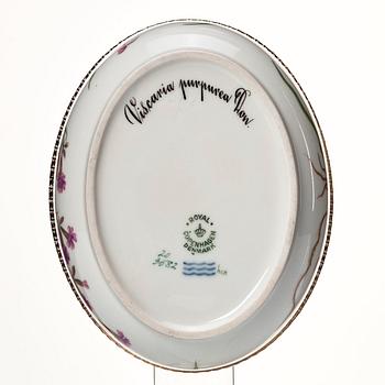 Bonbonnière med lock, porslin. Royal Copenhagen, "Flora Danica", Danmark, 1900-tal.