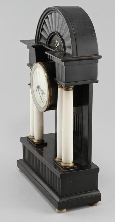 BORDSPENDYL, 1800-talets mitt/andra hälft.