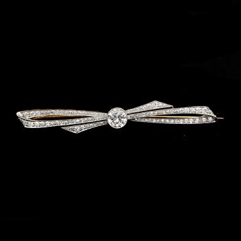 Diamantgradering · BROSCH, platina och 18k guld med gammalslipade diamanter, mittsten ca1,00ct. 1900-talets första hälft. Vikt ca10g.