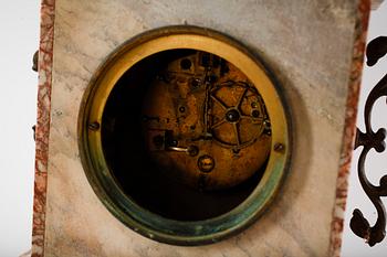 BORDSPENDYL, F Marti, Frankrike, 1800-talets andra hälft samt TAZZOR, 1 par, snarlika.