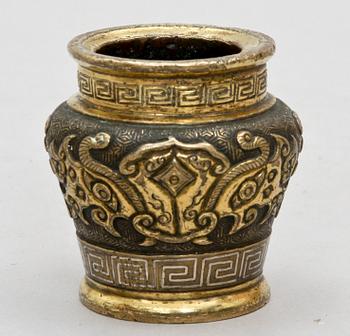 A gilt bronze and copper jar, presumably Qing dynasty (1644-1912).