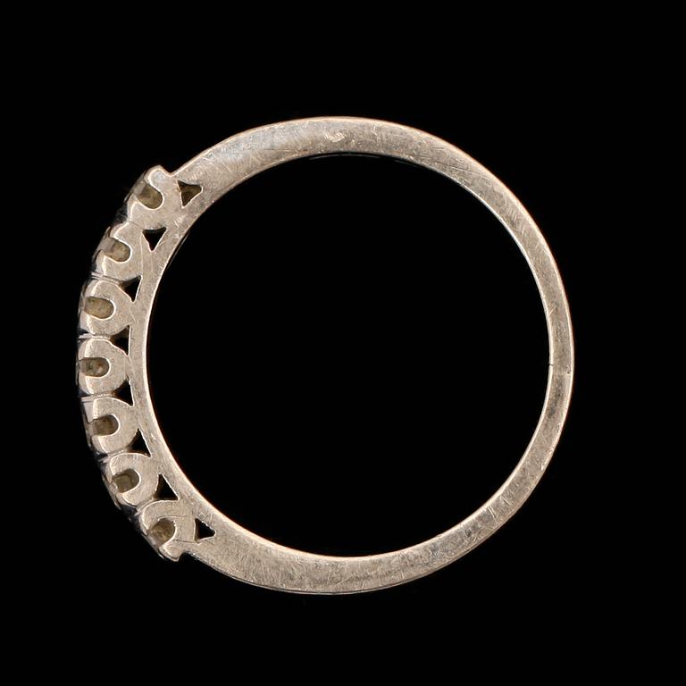 RING, 18 k vitguld med 7 små briljanter ca 0.31 ct enligt gravyr. Vikt ca 3 g.