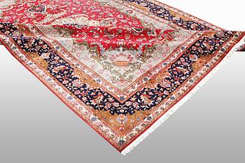 A carpet, Tabriz part silk, 60 Raj, ca 357 x 248 cm.