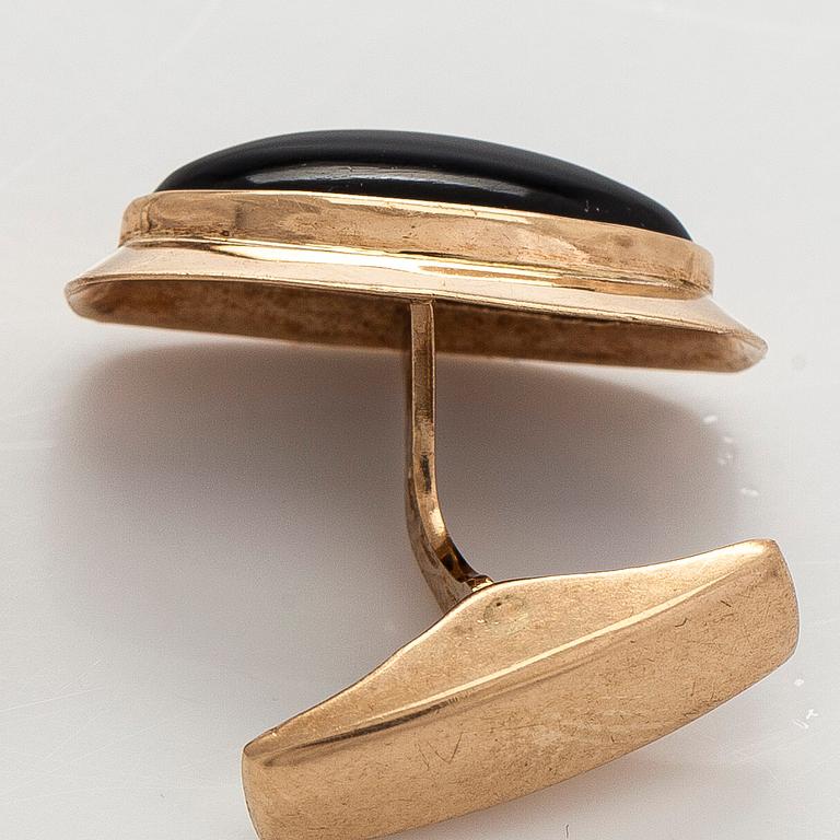 Cufflinks, cabochon cut onyx, 14K gold, Rauno Lähteenmäki, Turku 1967.