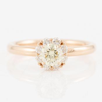 Ring in 18K gold with round brilliant-cut diamonds.