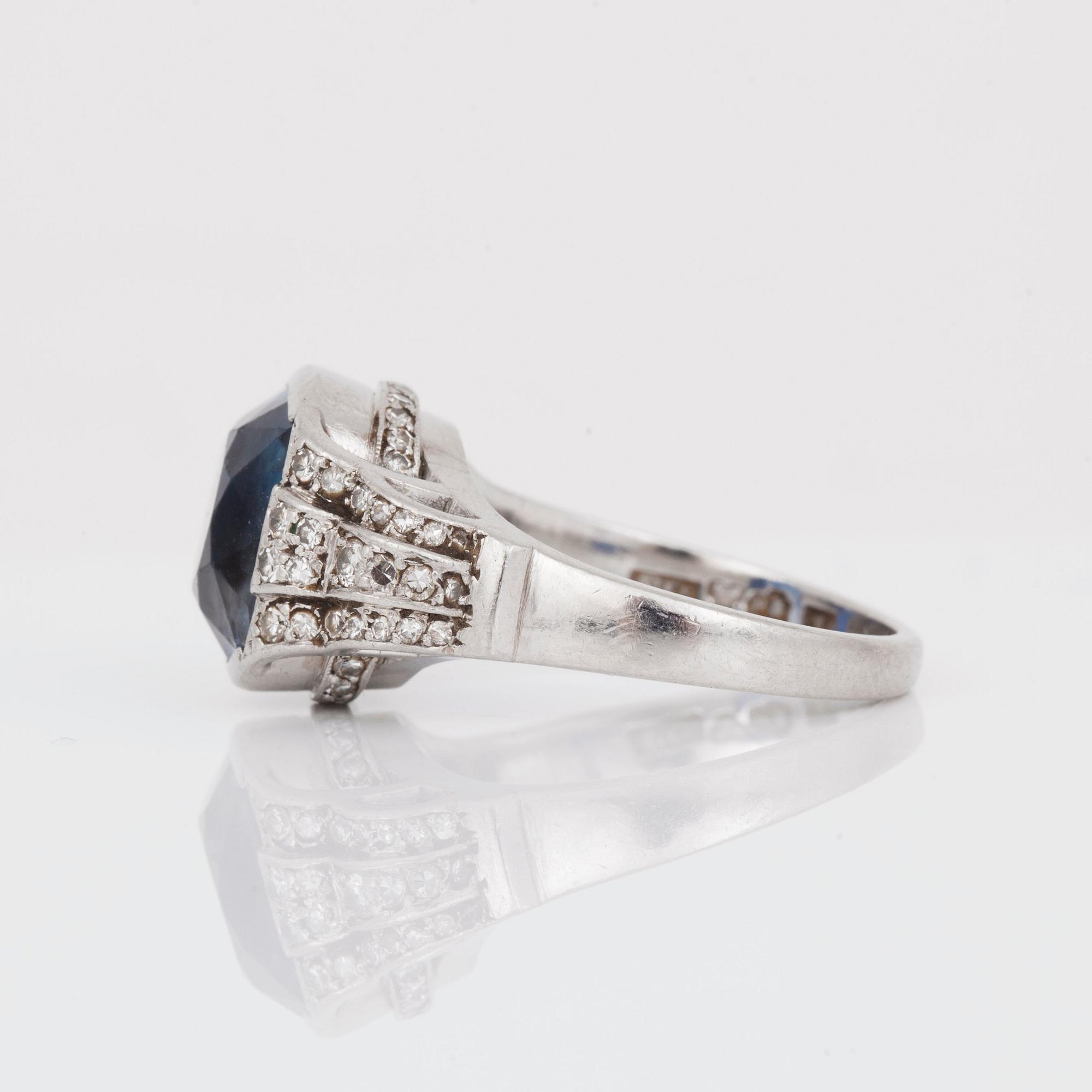 RING med safir ca 11.00 ct, samt åttkantsslipade diamanter, totalt ca 0.40 ct.