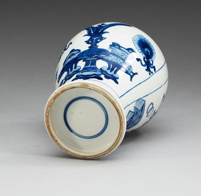 A blue and white vase, Qing dynasty, Kangxi (1662-1722).