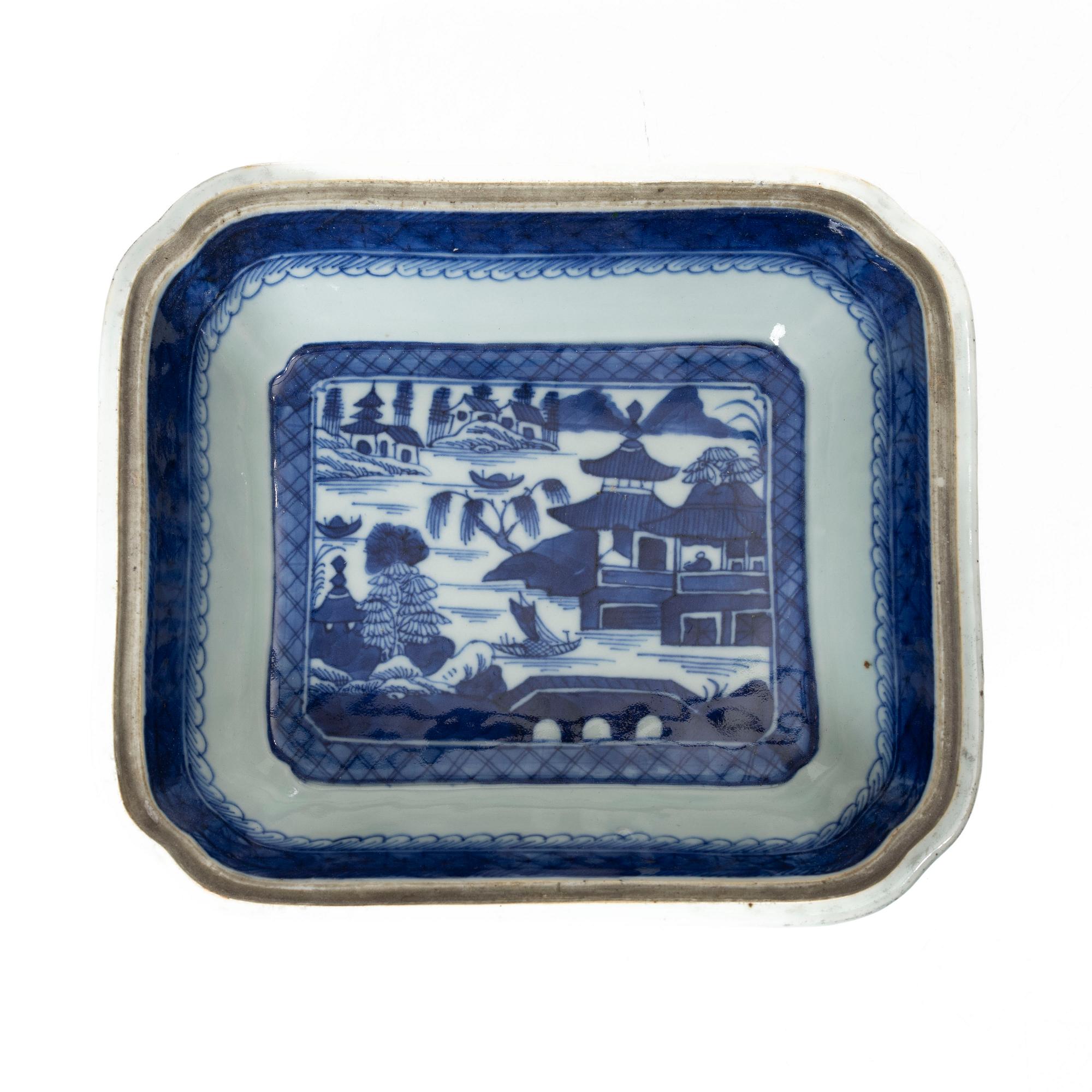 Terrin med lock, porslin Kina 1800-tal.