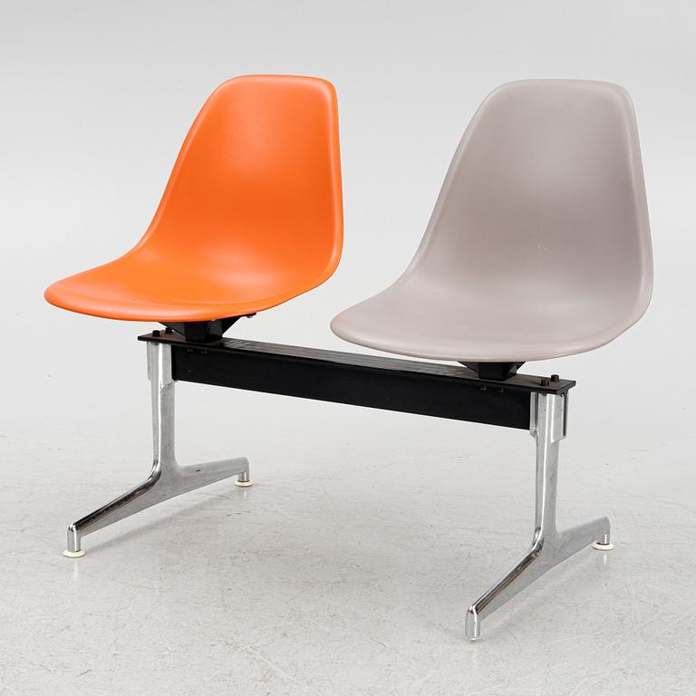 Charles & Ray Eames, soffa, "Eames Plastic Side Chair Beam Seating", Vitra.