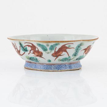 A Chinese enamelled serving dish, Qing dynasty, 19th century.