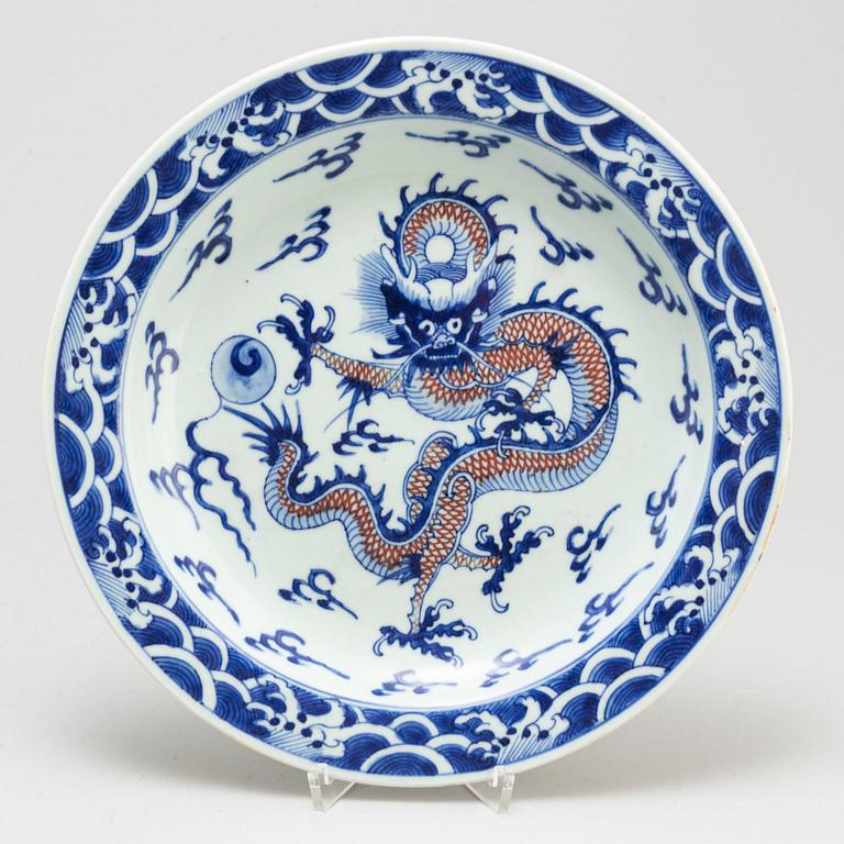 A blue and white and red dish, Late Qing dynasty, early 20th century.