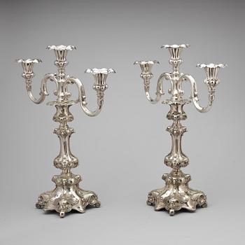 KANDELABRAR, ett par. Nysilver. Rokokostil, 1900-tal.