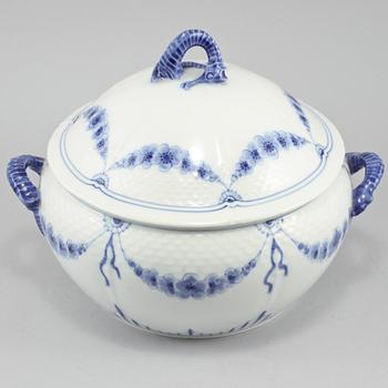 TERRIN, porslin, "Empire", Bing & Gröndahl, omkring 1900-talets mitt.