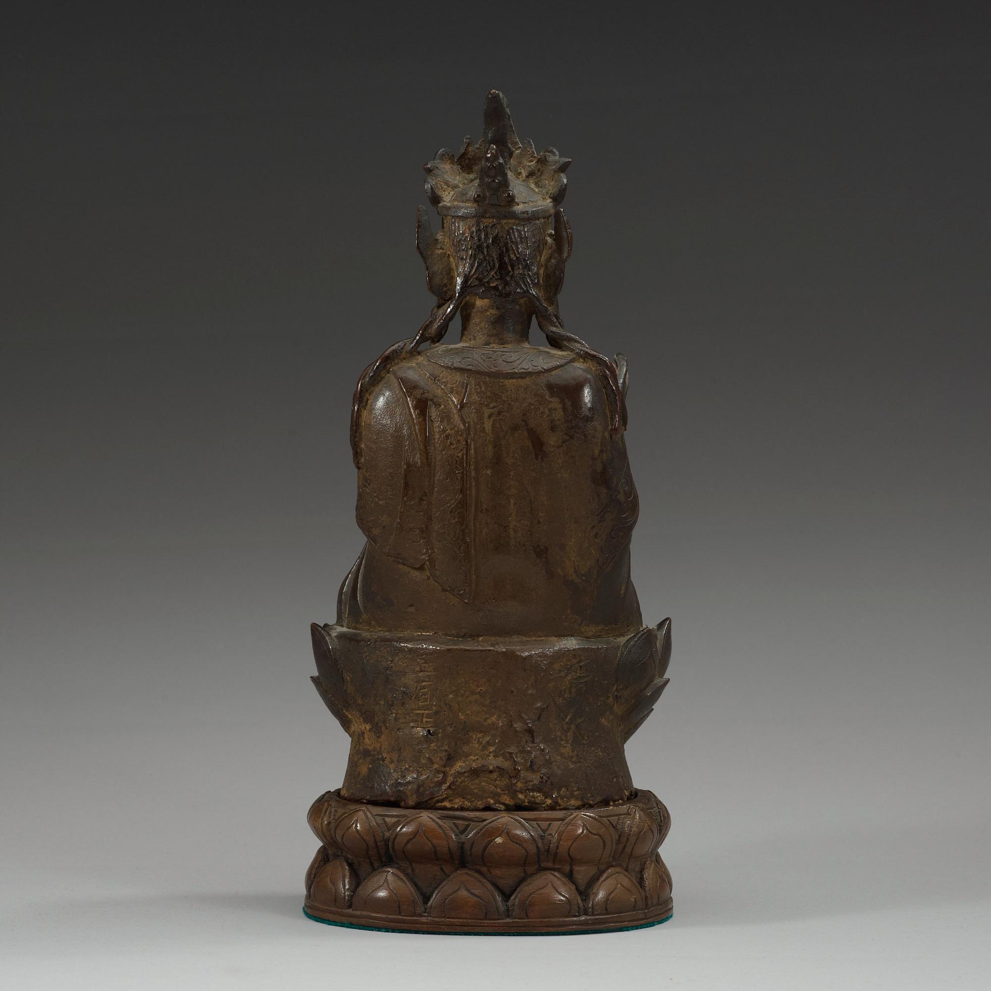 GUANYIN, brons. Ming dynastin med arkaiserande tecken.