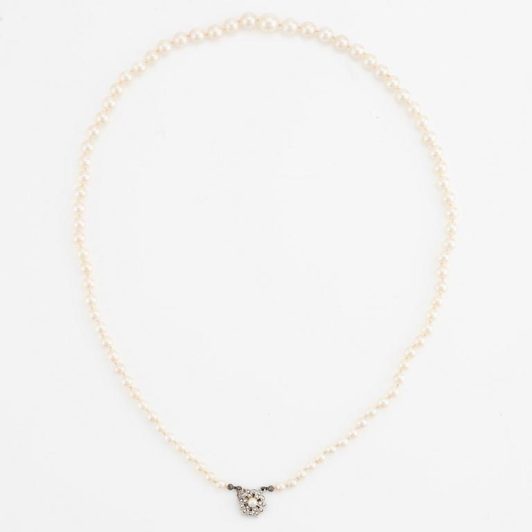 Pärlcollier, med doserade odlade pärlor, lås silver.