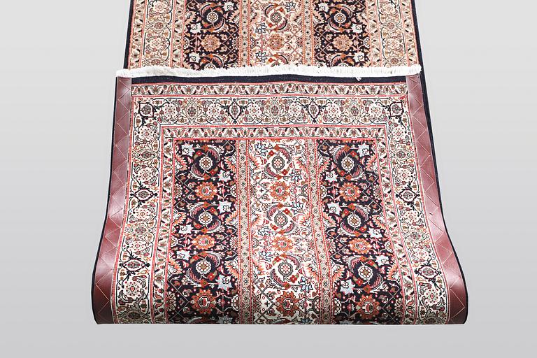A runner, Täbris, part silk, ca 297 x 81 cm.