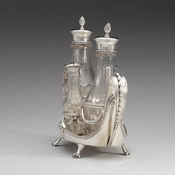 BORDSSURTOUT för fyra flaskor, silver, gustaviansk,  Stephan Westerstråhle, Stockholm 1791. Tot vikt ca 1049g.