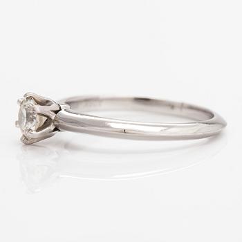 Tiffany & Co, Sormus, platinaa ja timantti n. 0.41 ct. Merkitty Tiffany & Co, 19178048.