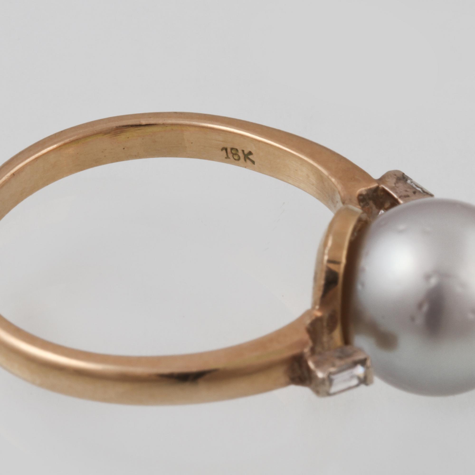 RING, 18K guld med 2 baguettslipade diamanter samt odlad pärla. Vikt 4,2 gram.