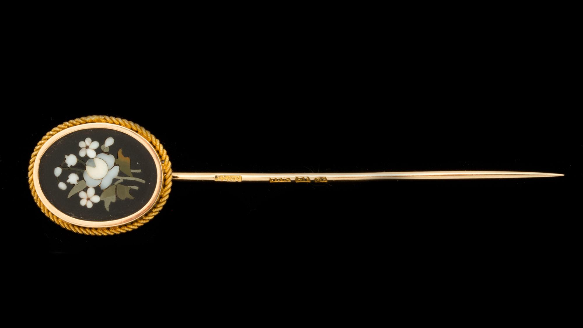 KRAVATTNÅL, guld med pietra dura, L. Larsson & Co, Göteborg, 1885. Vikt ca 3,8 g.