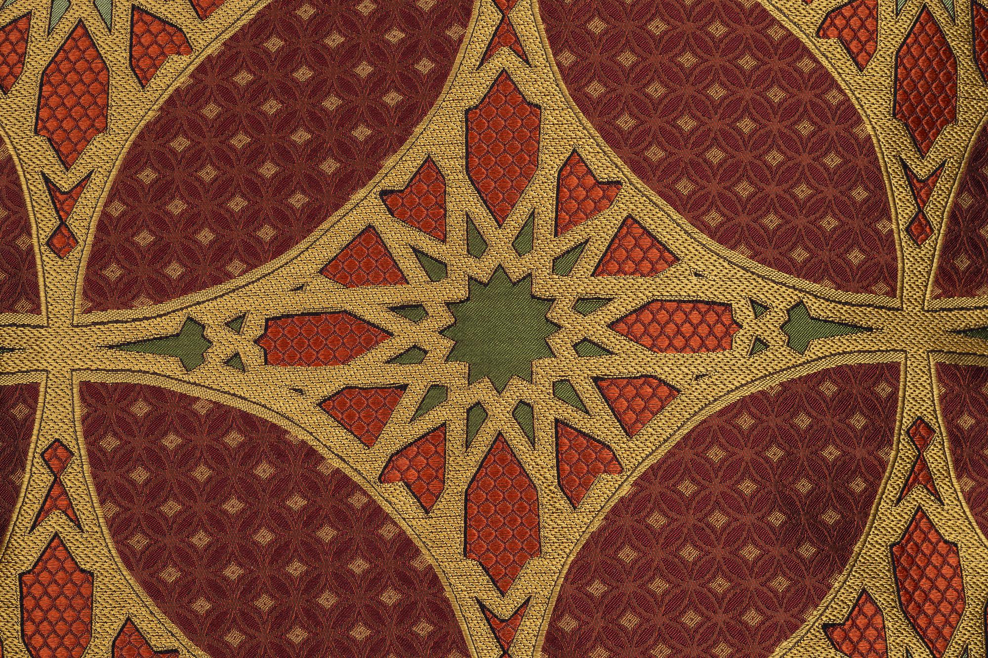 Kuddar, ett par, mönstrad vinröd textil från Silk Gallery.