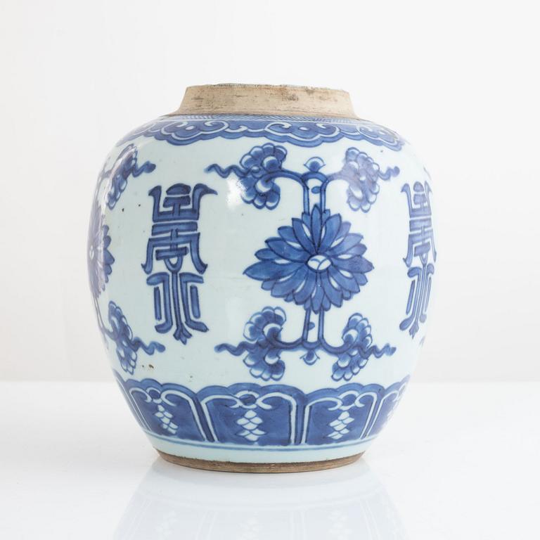 A blue and white Chinese jar, Qing dynsaty, Kangxi (1662-1722).