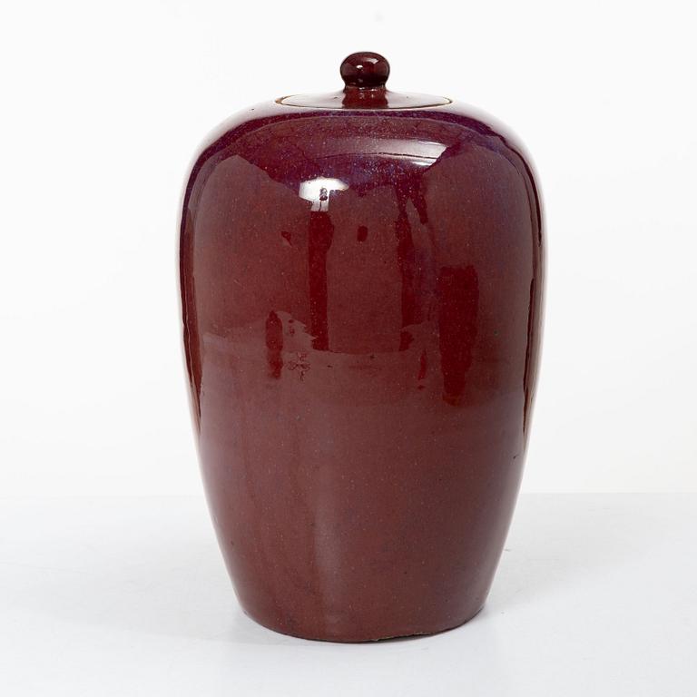 A pot with cover in sang de boeuf, Qing dynasty.