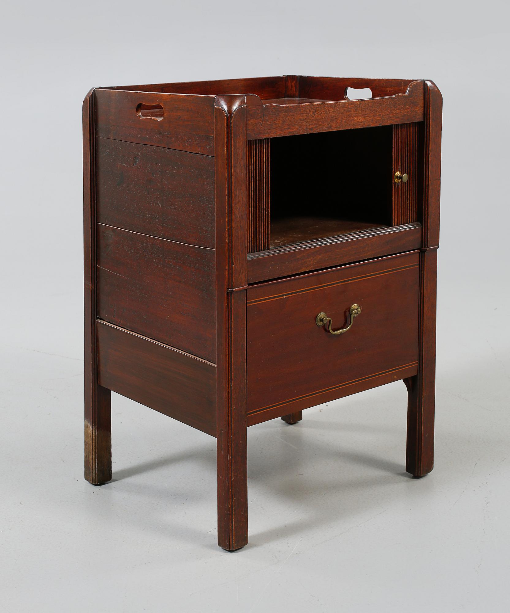 SIDOBORD, engelsk stil, 1900-talets första hälft.