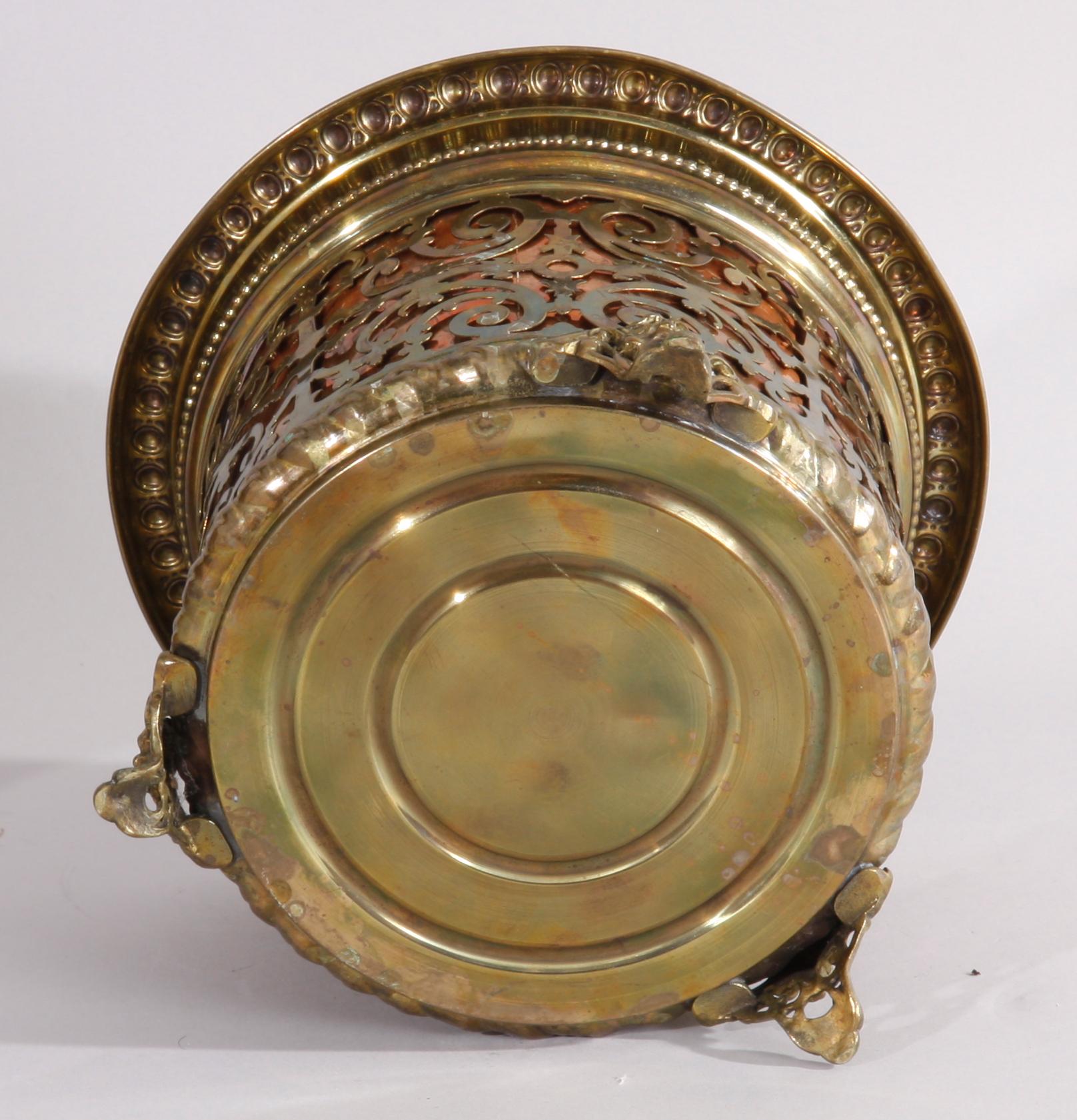 YTTERKRUKOR, ett par, mässing, 1900-tal.