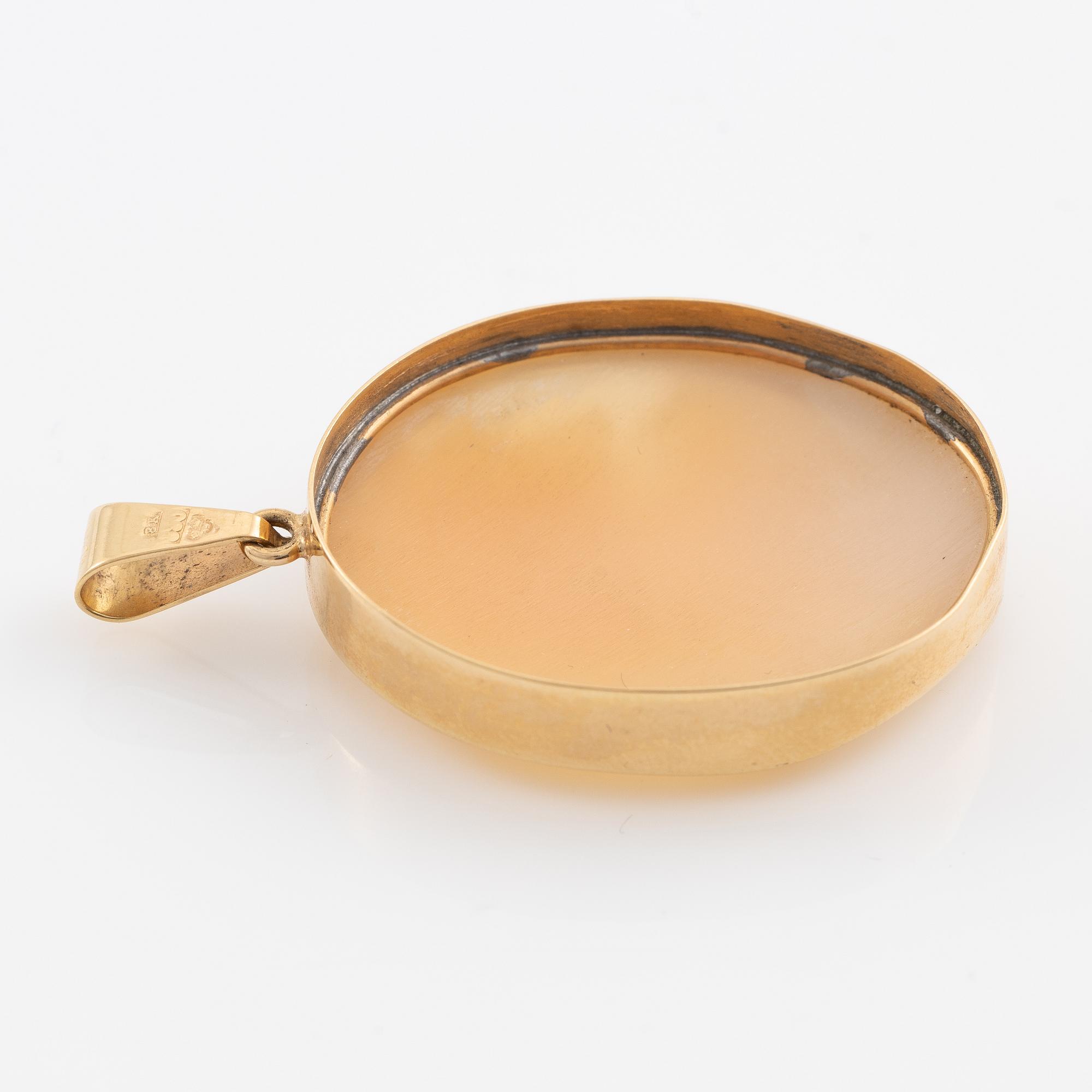 Pendant, 18K gold with shell cameo.