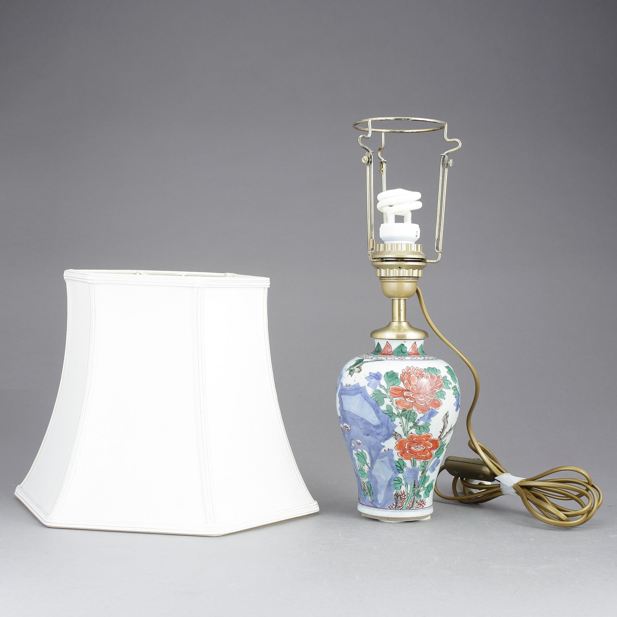 BORDSLAMPA, porslin, Kina, 1900-tal.