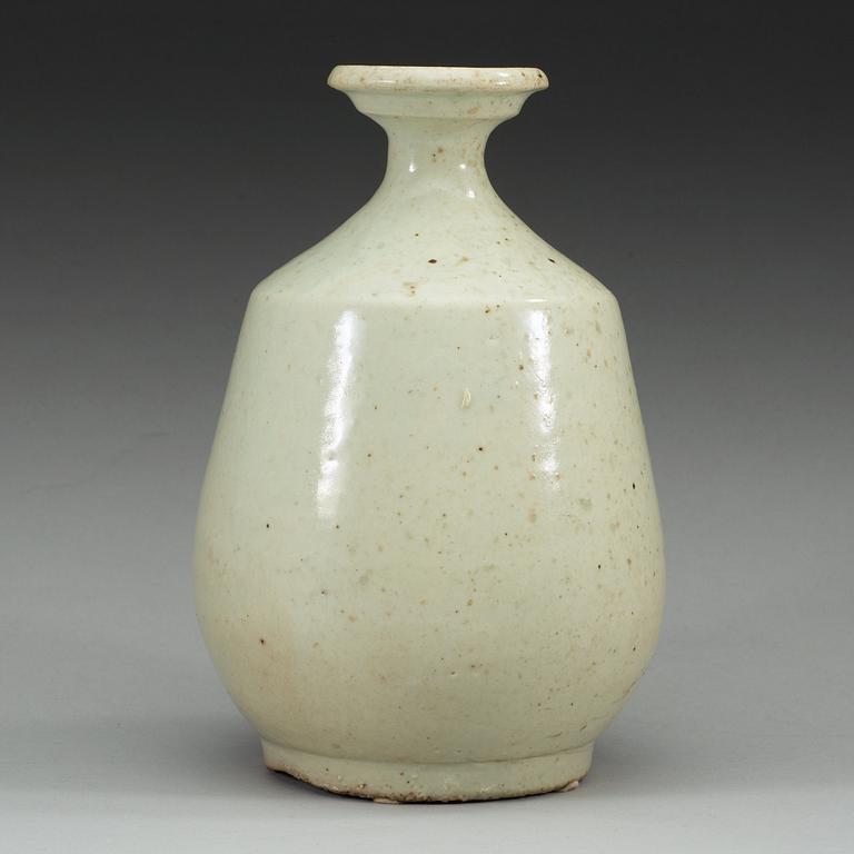 A Korean bottle, Choson, 18/19th Century.