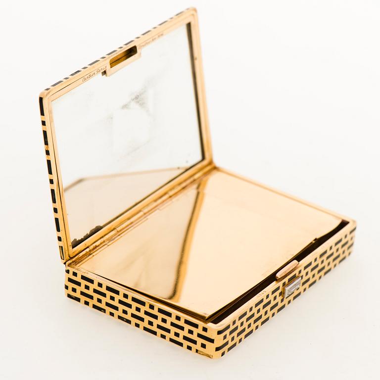 A CARTIER VANITY CASE, 18K gold, enamel, baguette cut diamond. France 1930s.